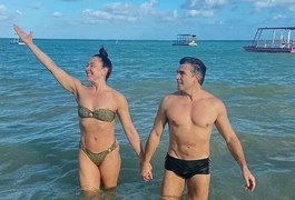 Claudia Raia e marido curtem praia em Alagoas