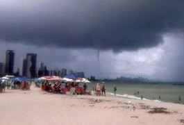 “Tornado” assusta banhistas na orla de Recife, assista ao vídeo