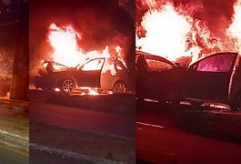 Carro pega fogo após colidir com poste em Maceió; motorista sai ileso