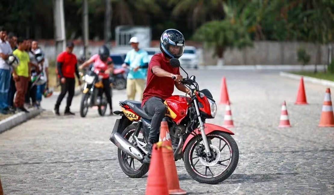 Detran-AL abre 375 vagas extras para exame de moto em Maceió e Arapiraca
