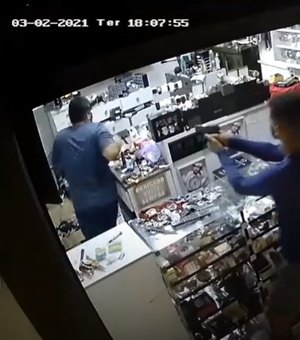Vídeo. Dupla é flagrada tentando assaltar loja no Centro de Arapiraca