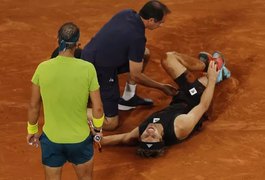Tenista sofre grave lesão, abandona partida e Rafael Nadal vai à final em Paris