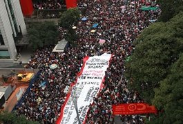 Manifestantes ocupam Avenida Paulista contra cortes na educação