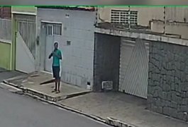 Vídeo. Homens invadem residência e furtam objetos no bairro Baixão, em Arapiraca