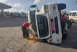 Vídeo. Carreta tomba e condutor fica ferido na AL 110 em Arapiraca
