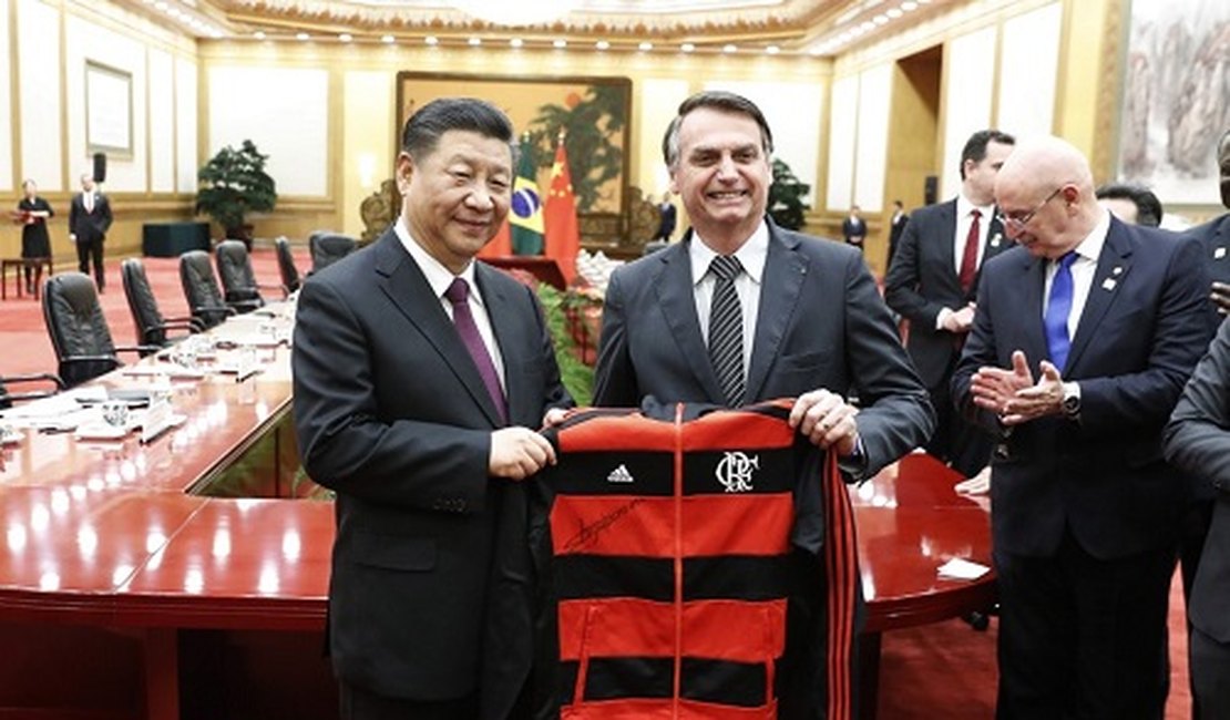 Em visita à China, Bolsonaro presenteia Xi Jinping com agasalho do Flamengo