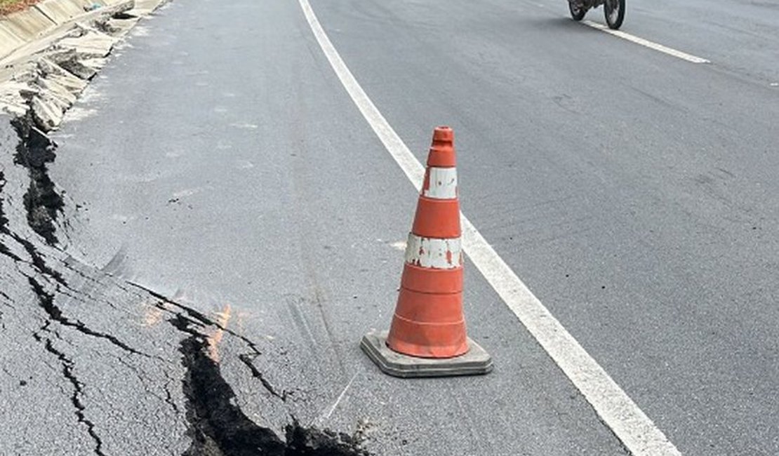 Com rachaduras após fortes chuvas, trecho da BR-101 volta a ser interditado