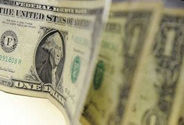 Dólar ultrapassa R$ 4,18 e fecha no maior valor em 40 dias