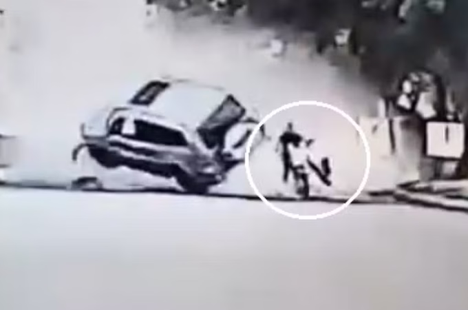 Carro perde o controle, capota várias vezes e por pouco não derruba motociclista