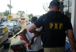PRF recupera moto furtada e prende suspeito em flagrante no interior de AL