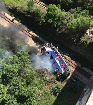 Ônibus que caiu de viaduto em MG já havia sido autuado três vezes por transporte irregular de passageiros