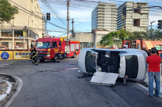 Mulher fica presa às ferragens após colisão entre dois carros na Pajuçara