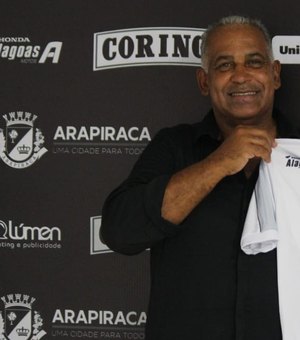 Após anúncio, técnico Ademir Fonseca assina contrato e é apresentado ao elenco alvinegro
