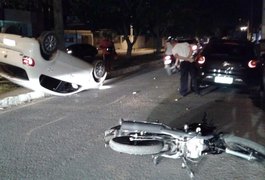 Em alta velocidade, carro capota na Avenida Ceci Cunha em Arapiraca