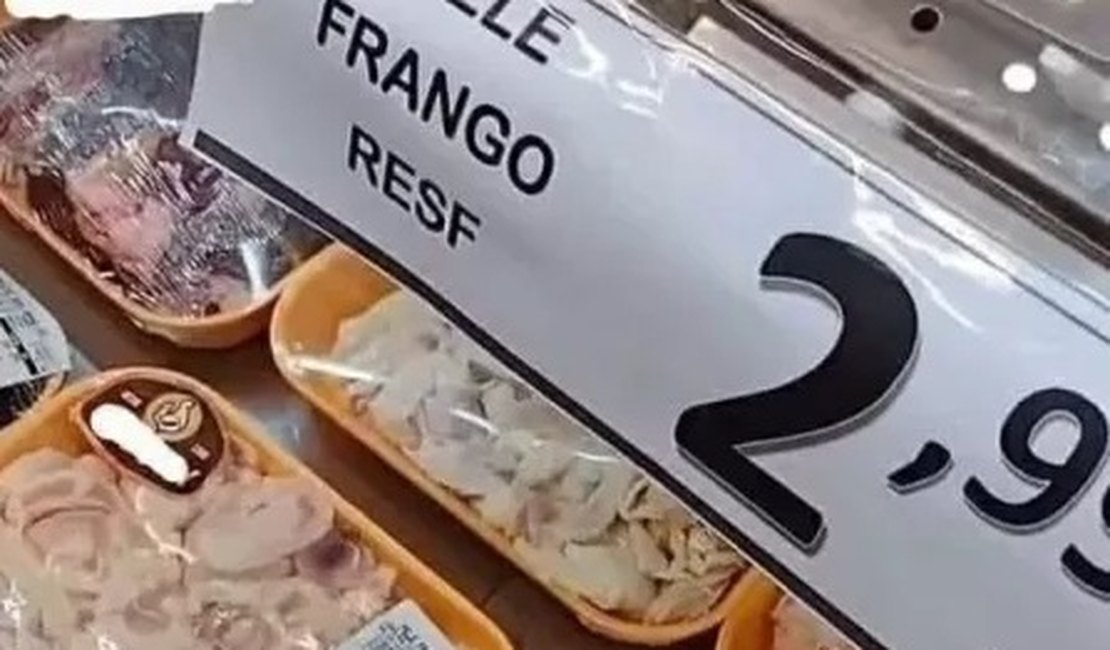 Supermercado vende pele de frango a R$ 2,99 o quilo e recebe críticas