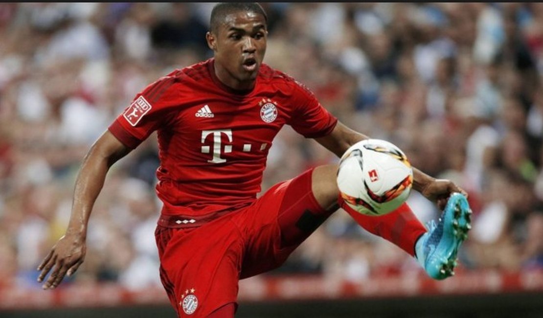 Douglas Costa diz que aprendeu a jogar futebol com Guardiola: 'um gênio'