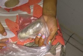 Mulher é presa tentando entrar no presídio com droga escondida no ânus