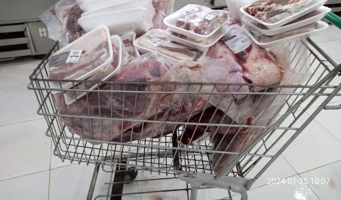 Fiscalização apreende 370kg de carnes e laticínios estragados em supermercados