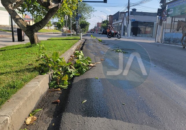 Caminhão derrama óleo e deixa motoristas em alerta no bairro Baixão, em Arapiraca