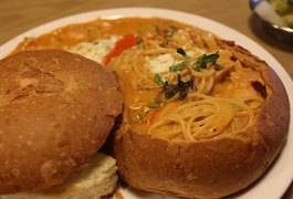 Comer pão, macarrão ou outro tipo de carboidrato à noite engorda?