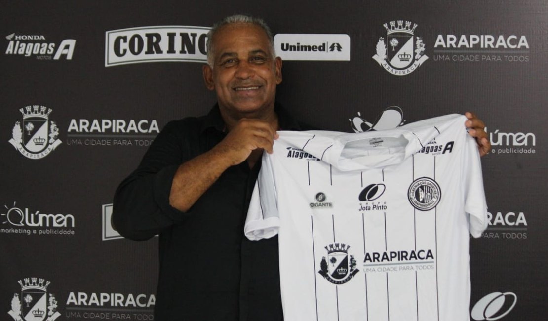 Após anúncio, técnico Ademir Fonseca assina contrato e é apresentado ao elenco alvinegro