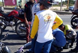 Mulher fratura o braço após colisão entre carro e moto na AL 220, em Arapiraca