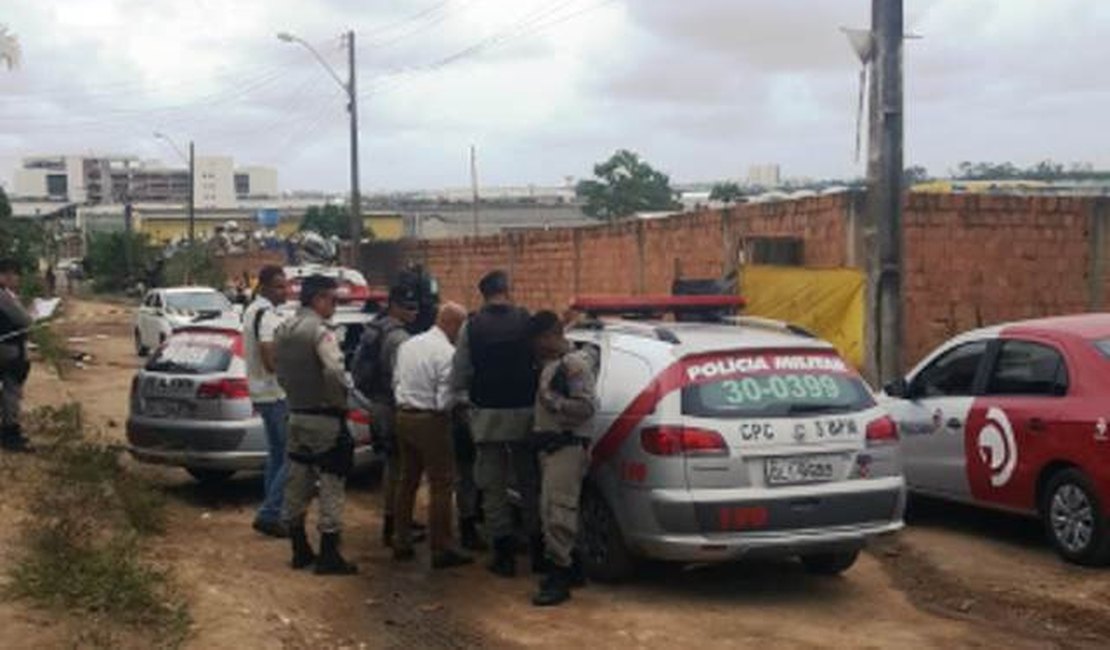Mulher é morta a tiros dentro de veículo no bairro do Tabuleiro dos Martins, em Maceió
