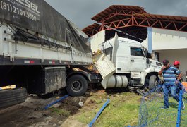 Vídeo mostra momento em que condutor de carreta perde o controle do veículo e invade escola no Agreste