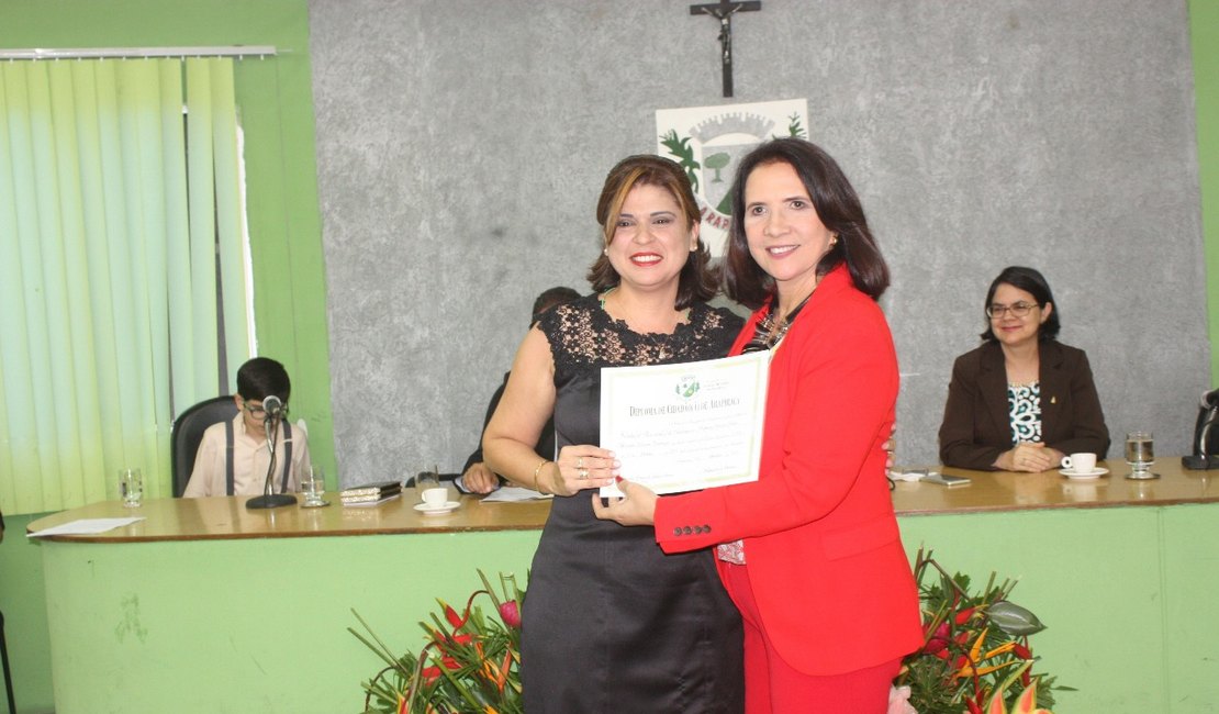 Professora da Ufal é homenageada pela Câmara Municipal de Arapiraca
