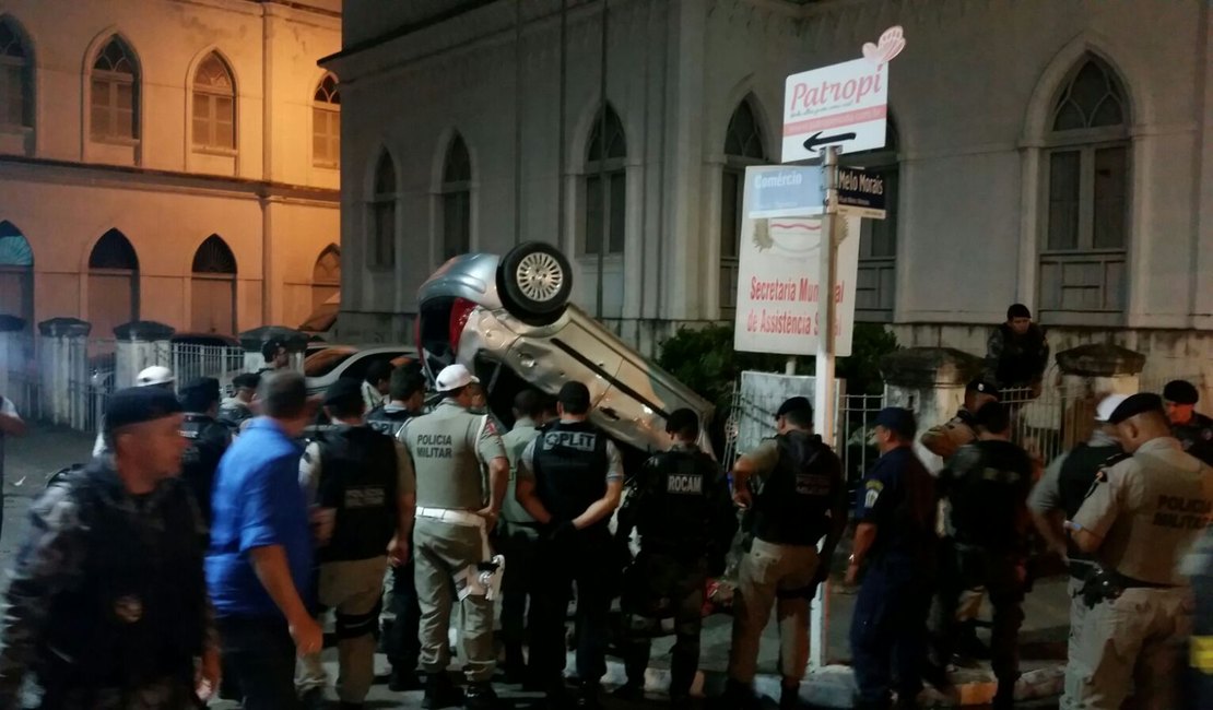 Suspeitos são presos após capotarem veículo durante perseguição