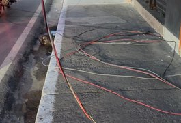 Caminhão-baú derruba fiações e deixa lojas sem energia elétrica no Centro de Arapiraca