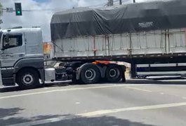 Carreta quebra e causa grande congestionamento na parte alta de Maceió