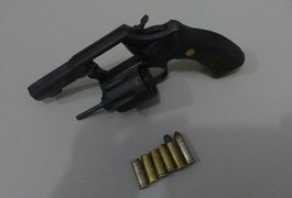 Suspeito em tentativa de homicídio, jovem foge e deixa a arma, em Arapiraca