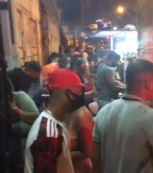 Vídeo: Festa com cerca de 1000 pessoas é flagrada em casa de shows no Jaraguá, em Maceió