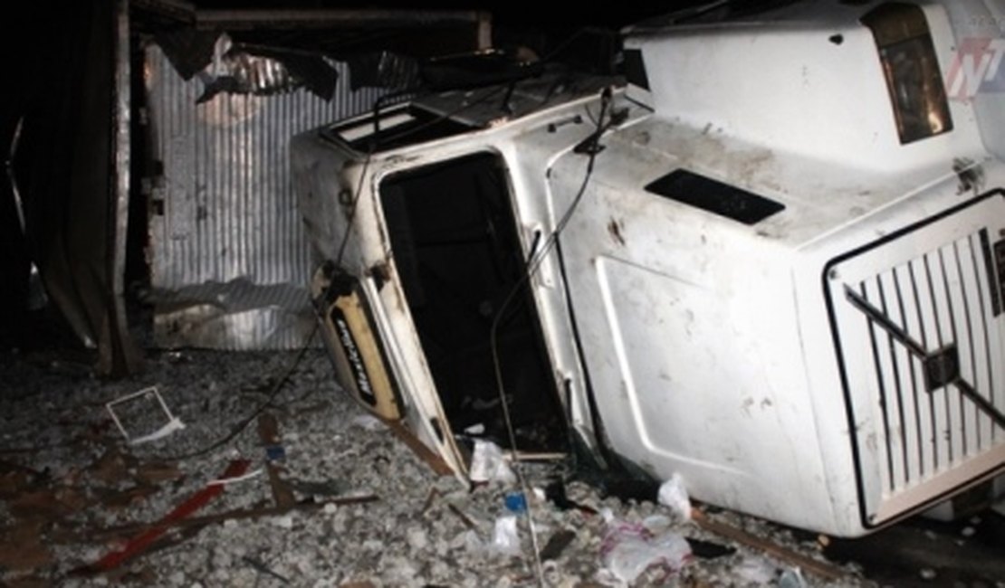 Após caminhão tombar em São Miguel dos Campos, carga é totalmente saqueada