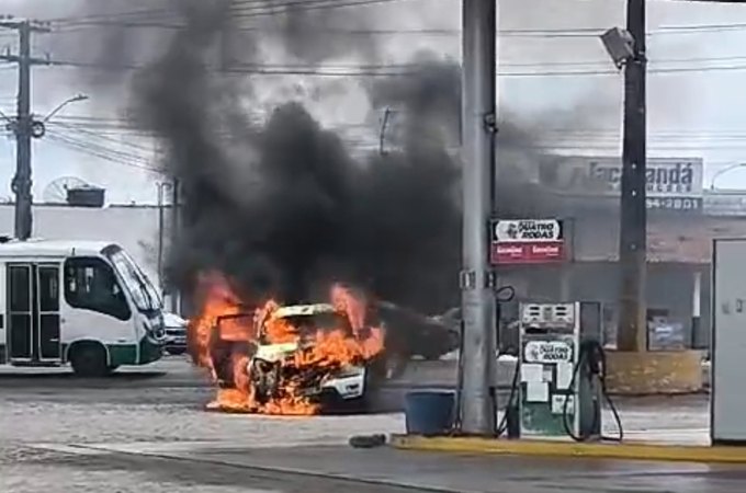 Carro pega fogo em pátio de posto de combustíveis, em Arapiraca