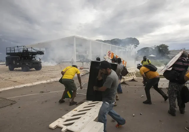 Moraes concede domiciliar a Fátima de Tubarão e mais 18 idosos do 8/01