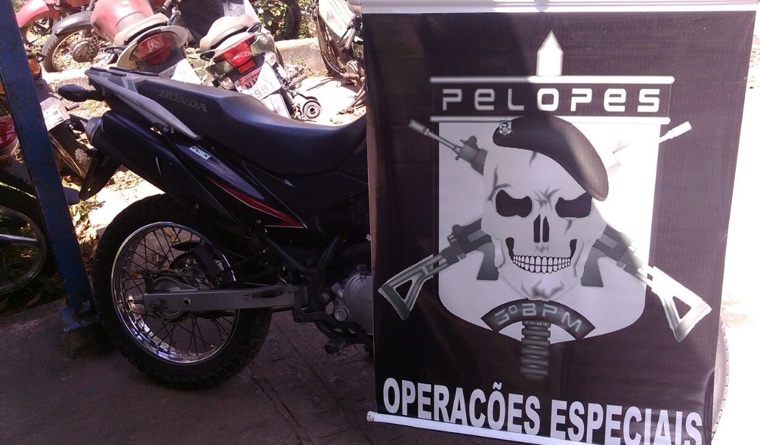 Polícia recupera motocicleta e encontra arma de fogo em residência de Arapiraca