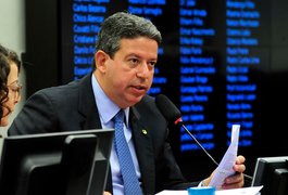 Deputado Arthur Lira dá parecer que pode livrar Cunha da cassação