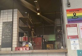Mulher chama funcionária de restaurante de 'macaquinha' e é presa no Rio de Janeiro