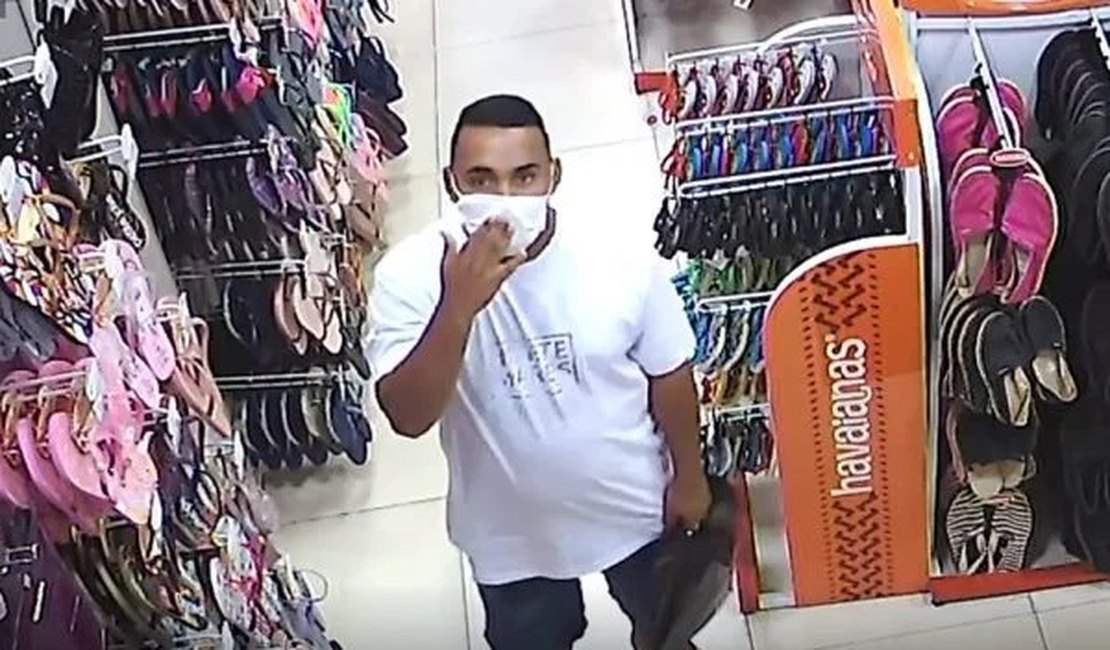 Vídeo. Homem furta chinelo em loja e manda beijinho para câmera no DF
