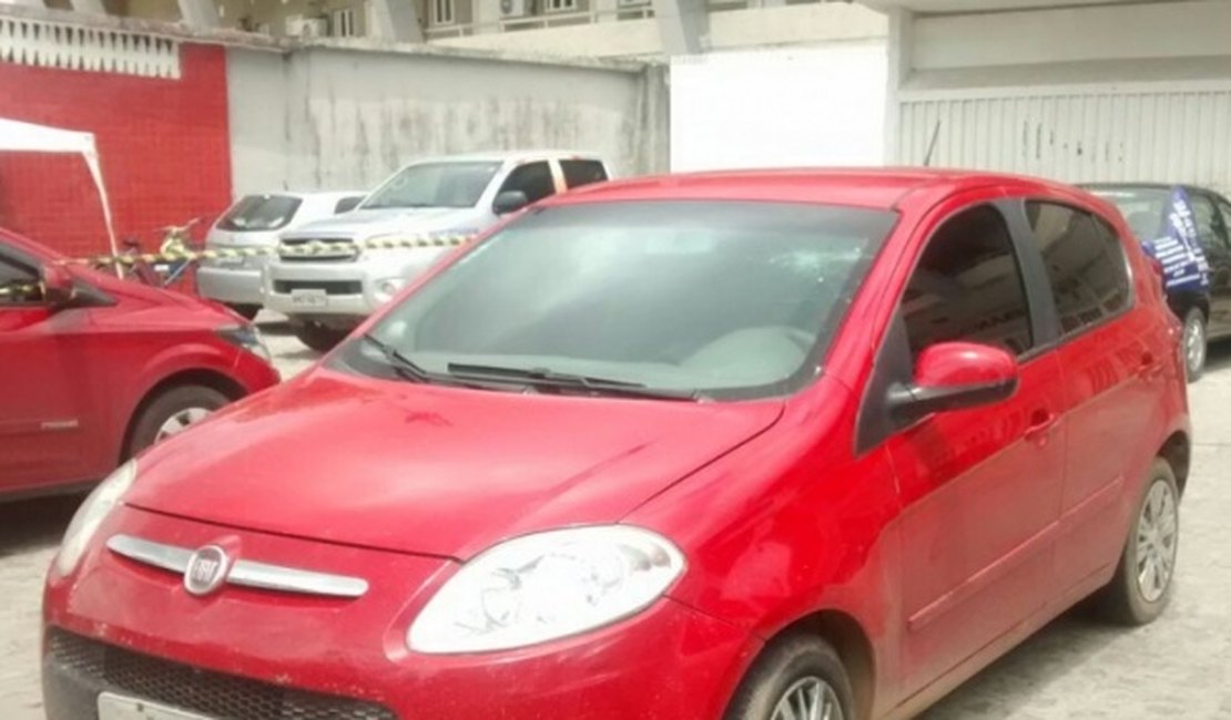 Corpo é encontrado dentro de veículo estacionado no Rei Pelé