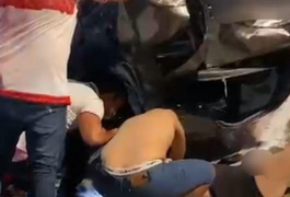 Carro capota após motorista desviar de caminhão e duas pessoas ficam feridas em Maceió