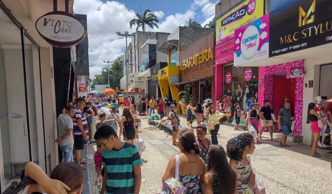 Na véspera de Natal, lojas ficam cheias no Centro de Arapiraca