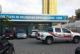 Suspeitos roubam motorista de aplicativo e um deles efetua disparos contra PMs