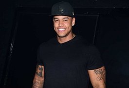 Léo Santana arrecada mais de 40 toneladas de alimentos em live