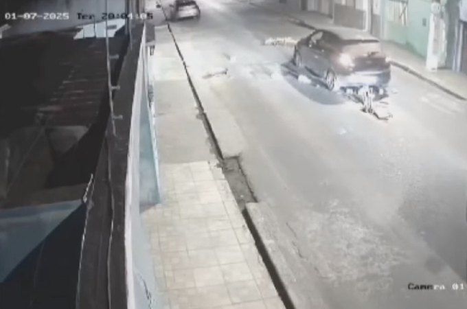 Carro bate em objetos que sinalizam buraco na rua, no bairro Brasília, em Arapiraca