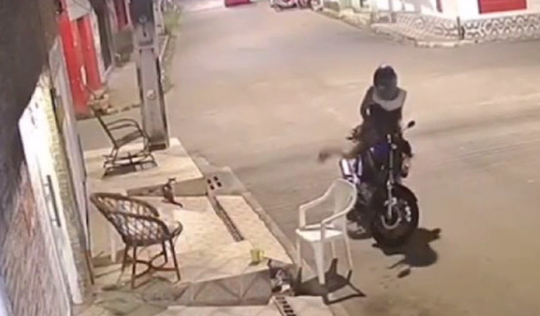 Motociclista aborda mulheres em porta de casa e rouba celulares em Maceió; câmera flagrou assalto