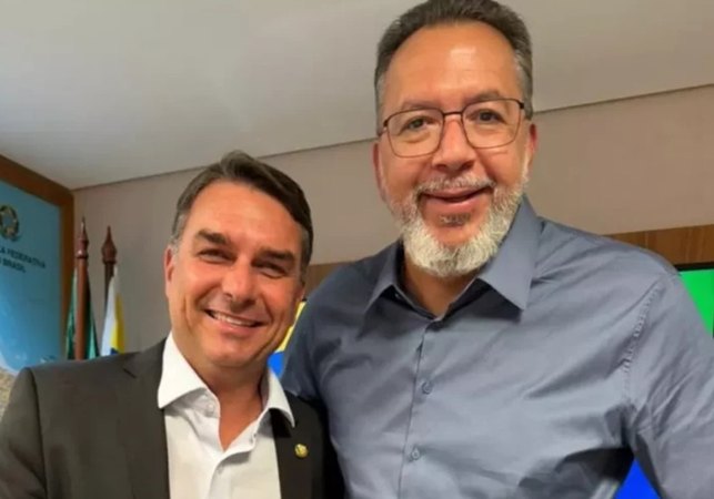 Aliado de Flávio Bolsonaro no Rio é alvo da PF e abre nova crise na pré-campanha