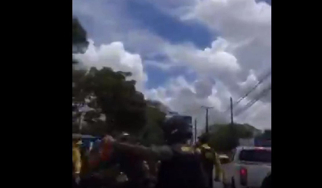 Protesto termina em confusão e uso de spray de pimenta na frente do DMTT em Maceió